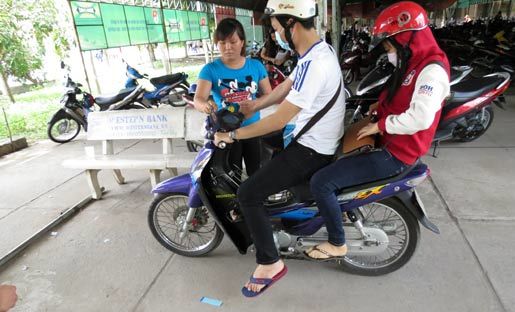 Đại học, sinh viên, cấm, dép lê, quần jeans Đại học, sinh viên, cấm, dép lê, quần jeans