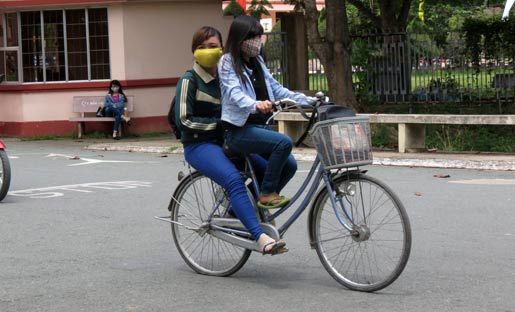 Đại học, sinh viên, cấm, dép lê, quần jeans Đại học, sinh viên, cấm, dép lê, quần jeans