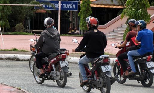 Đại học, sinh viên, cấm, dép lê, quần jeans Đại học, sinh viên, cấm, dép lê, quần jeans