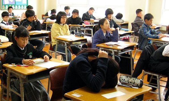Học sinh Hàn Quốc chịu nhiều áp lực học hành, thi cử