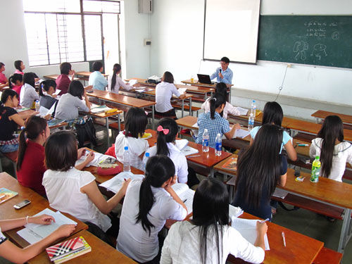 Sinh viên chi được học lý thuyết, ít thực hành thực tế Sinh viên chi được học lý thuyết, ít thực hành thực tế