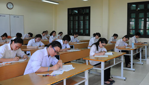 Tuyển sinh 2015: Học sinh lớp 12 vừa học vừa hóng đề thi Tuyển sinh 2015: Học sinh lớp 12 vừa học vừa hóng đề thi