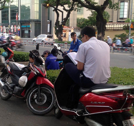 Muôn kiểu ôn bài trước giờ thi