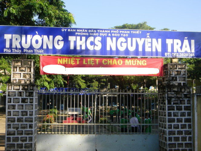 Thí sinh sử dụng điện thoại gọi ra ngoài hỏi bài