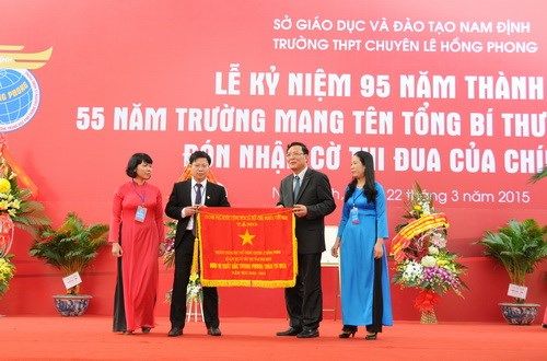 Bộ trưởng Phạm Vũ Luận dự kỷ niệm 95 năm thành lậpTrường THPT chuyên Lê Hồng Phong - Ảnh 6