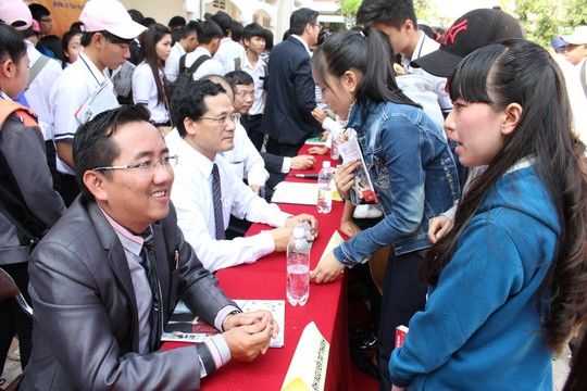 Thí sinh tìm hiểu thông tin về tuyển sinh ĐH, CĐ 2015 Ảnh: Hoàng Triều