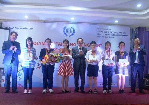 BTC trao giải nhất cho 6 học sinh tham dự kỳ thi