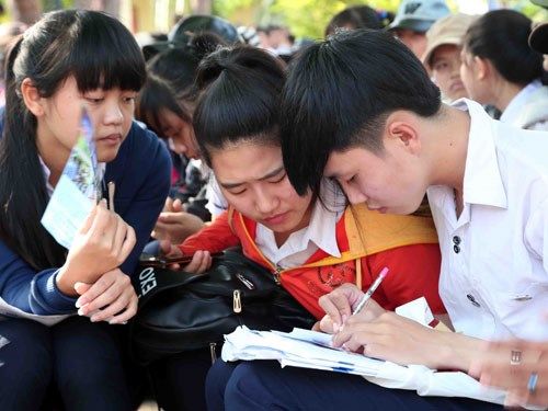 Các thí sinh luôn quan tâm đến việc làm hồ sơ xét tuyển như thế nào tại các kỳ tư vấn mùa thi - Ảnh: Đào Ngọc Thạch