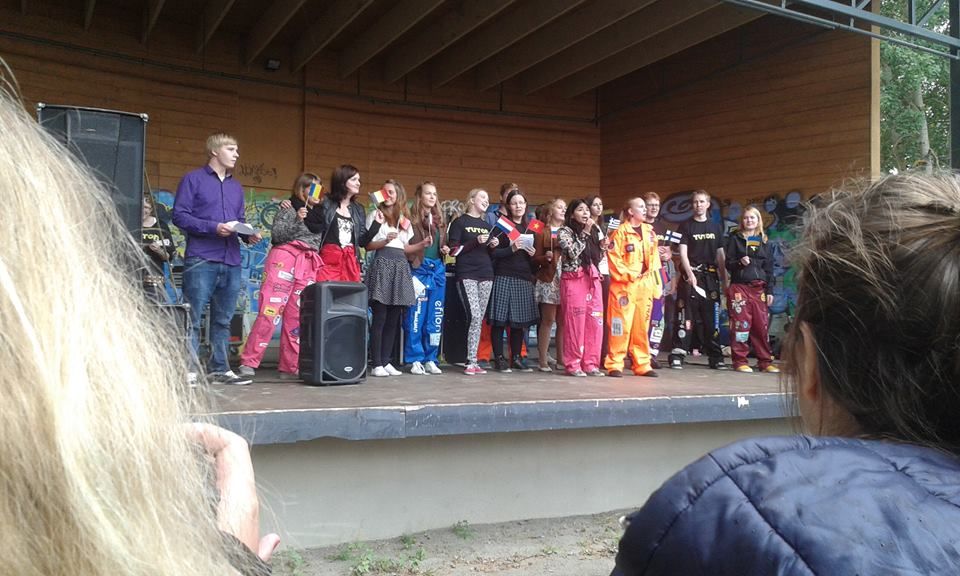 Tôi đi học... cách giúp đỡ - Ảnh 1