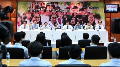 Đại diện các trường tham gia chương trình tư vấn tối qua giải đáp rất nhiều thắc mắc của học sinh 