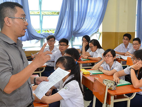 Trường THPT Lương Thế Vinh (TP HCM) hướng dẫn học sinh giải đề thi môn tiếng Anh trong ngày 1-4 Ảnh: TẤN THẠNH