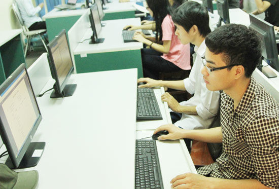 Sinh viên Đại học Quốc gia Hà Nội trong giờ thực hành tin học.	 Ảnh: Công Hùng