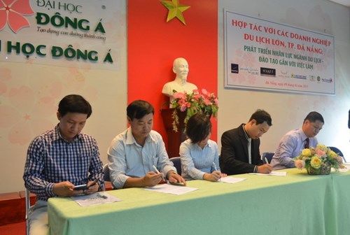 Lãnh đạo các doanh nghiệp và Trường ĐH Đông A tham gia ký kết hợp tác.