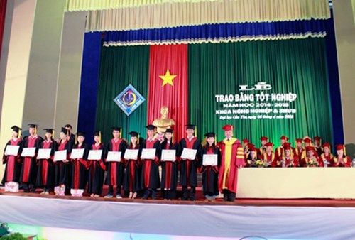 Trao bằng tốt nghiệp cho SV Khoa Nông nghiệp và Sinh học ứng dụng. Ảnh: ĐH Cần Thơ.   