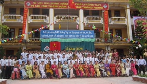 CBGV và học sinh trường THPT Hà Huy Tập vinh dự được đón Chủ tịch UBND tỉnh tới dự lễ khai giảng năm học mới.