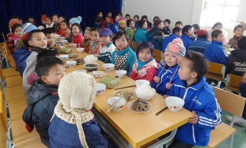 Bữa ăn trưa của các em học sinh đã được cải thiện rất nhiều nhờ những hỗ trợ từ Chương trình SEQAP 
