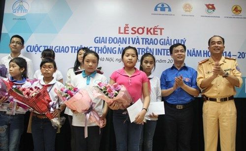 Ban tổ chức trao thưởng cho các học sinh đoạt giải