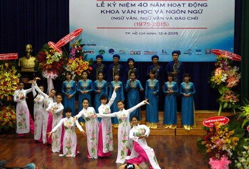 Tiết mục văn nghệ“Tôi yêu tiếng nước tôi” như một hành trình xuyên của những người văn khoa trong suốt 40 nam qua