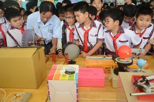 Các em học sinh tham quan gian trưng bày triển lãm sách và thiết bị dạy học của Công ty cổ phần Sách- Thiết bị giáo dục Tây Ninh 