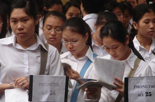 Trường ĐH trông chờ trường THPT hỗ trợ chấm thi - Ảnh 1