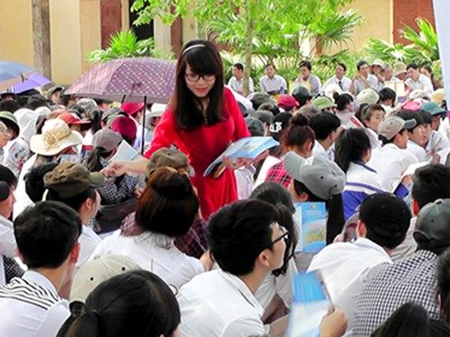 Học sinh được tư vấn tuyển sinh trước kỳ thi THPT quốc gia