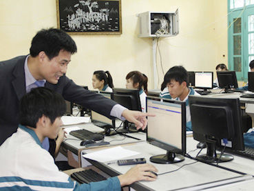 TS Sái Công Hồng, Giám đốc Trung tâm khảo thí ĐH Quốc gia Hà Nội hướng dẫn thí sinh trước khi làm thử bài thi đánh giá năng lực tại Thái Nguyên. Ảnh: HT