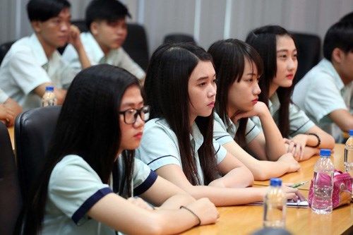 Học sinh tham gia buổi tư vấn trực tuyến chiều qua 6.5 với chủ đề “Ôn tập kỳ thi THPT quốc gia theo hướng nào?” - Ảnh: Đào Ngọc Thạch