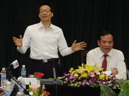 Phó thủ tướng Vũ Đức Đam làm việc cùng với Bộ GD-ĐT và chính quyền tỉnh Hải Dương về việc tổ chức kỳ thi THPT quốc gia ở cụm thi do địa phương chủ trì - Ảnh: Ngọc Khang