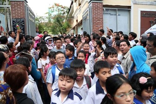 Hôm qua (22.6), ông Nguyễn Vinh Hiển, Thứ trưởng Bộ GD-ĐT, trao đổi với PV Thanh Niên xung quanh cách thức tuyển sinh vào lớp 6 của Trường THPT chuyên Trần Đại Nghĩa mà nhiều ý kiến cho rằng không khác gì thi tuyển. Ông Hiển cho biết: Sở GD-ĐT TP.HCM có giải thích là do Trường THPT Trần Đại Nghĩa chú trọng việc dạy song ngữ tiếng Anh nên có tổ chức khảo sát tiếng Anh. Bộ GD-ĐT đang yêu cầu Sở báo cáo để xem xét. Nếu trong nội dung khảo sát không đúng với chủ trương của Bộ, không đảm bảo tính khách quan, công bằng trong tuyển sinh thì Sở GD-ĐT TP.HCM phải chịu trách nhiệm, nghiêm túc rút kinh nghiệm và không để tái diễn việc này trong thời gian tới. Ông Hiển cũng khẳng định: “Tới đây Bộ GD-ĐT sẽ có văn bản yêu cầu các địa phương thực hiện việc rà soát và chấm dứt việc tổ chức các cơ sở giáo dục cấp tiểu học, THCS theo kiểu biến tướng các trường chuyên. Đồng thời chỉ đạo thực hiện chủ trương nghiêm túc chỉ thị của Bộ trưởng Bộ GD-ĐT, tuyệt đối không tổ chức khảo sát học sinh đầu năm học, không tổ chức thi tuyển học sinh vào lớp 6”. Về việc xét tuyển với tiêu chí là học sinh phải đạt giải các kỳ thi như ở Hà Nội, PV Thanh Niên đặt vấn đề lo ngại từ năm học sau sẽ có hiện tượng “chạy” theo các kỳ thi mà lơ là chất lượng đại trà, đồng thời nảy sinh các vấn đề tiêu cực… Ông Nguyễn Vinh Hiển cho rằng các cuộc thi hiện nay do Bộ và các sở GD-ĐT tổ chức không yêu cầu học sinh ghi nhớ kiến thức máy móc mà phải biết vận dụng tổng hợp kiến thức, kỹ năng mới đạt được thành tích cao; nếu học sinh lơ là việc học theo chương trình thì khó có thể đạt giải thưởng trong các cuộc thi này. “Còn vấn đề chống tiêu cực trong các cuộc thi luôn luôn được Bộ và các địa phương chú trọng, thể hiện ở quy chế, thể lệ cũng như tính công khai, minh bạch của các cuộc thi”, ông Hiển khẳng định. TUỆ NGUYỄN