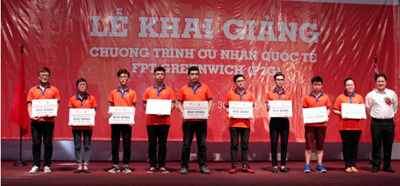 Lễ khai giảng "bùng cháy" của sinh viên FPT Greenwich