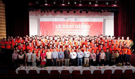 Lễ khai giảng "bùng cháy" của sinh viên FPT Greenwich