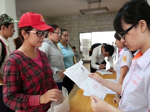 Điểm xét tuyển nhiều trường bằng "điểm sàn"