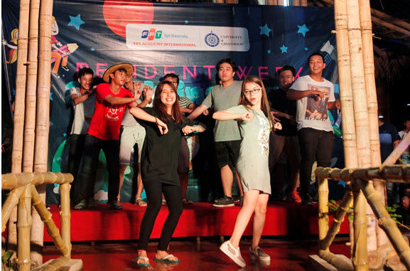 Độc đáo show diễn thời trang chào năm học mới của tân sinh viên FPT Greenwich