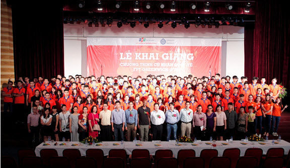 Độc đáo show diễn thời trang chào năm học mới của tân sinh viên FPT Greenwich