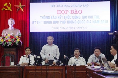 Thứ trưởng Bộ GD&ĐT Nguyễn Vinh Hiển phát biểu tại buổi họp báo