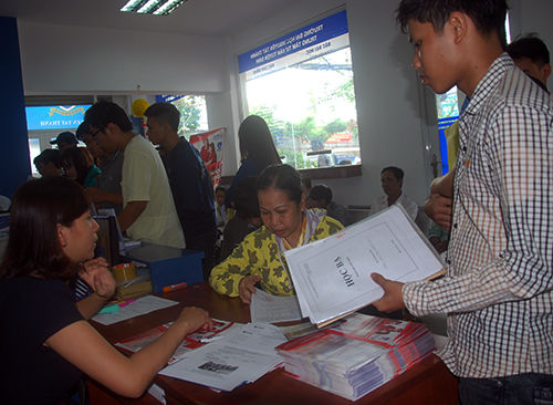 Hàng trăm thí sinh được cấp giấy báo trúng tuyển đại học