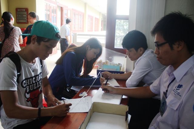 Nhiều trường công bố ngưỡng an toàn