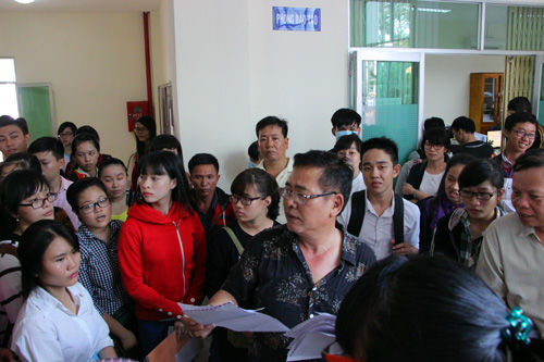 Nhiều trường ở TP HCM \'căng mình\' nhận - trả hồ sơ