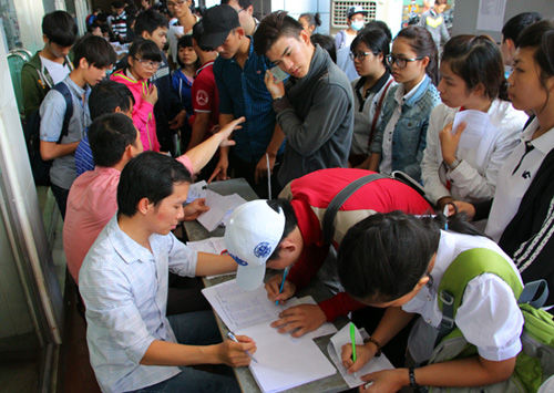 Nhiều trường ở TP HCM \'căng mình\' nhận - trả hồ sơ