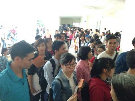 Thí sinh đổ về TP.HCM nộp hồ sơ xét nguyện vọng 1