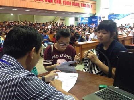 Thí sinh đổ về TP.HCM nộp hồ sơ xét nguyện vọng 1
