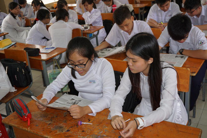 Đi học sớm, dành 15 phút đọc báo