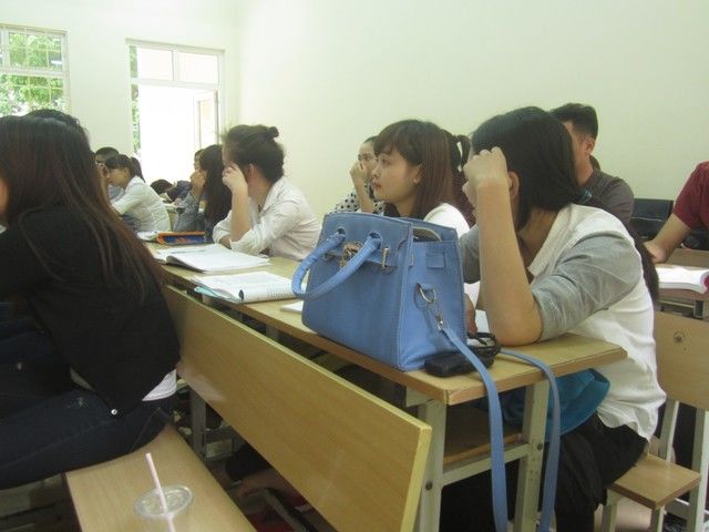 Học đại học: Sinh viên tới trường để điểm danh và ngủ