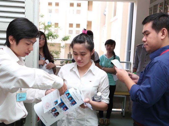 Học sinh lớp 12 tự dưng \'giỏi\' hẳn ra!