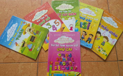 Nhà trường bán sách cho trẻ chưa biết chữ