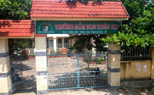 Nhà trường bán sách cho trẻ chưa biết chữ