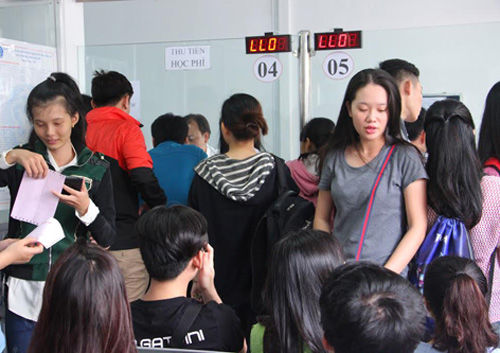 Sinh viên \'choáng\' vì trường tăng 5 lần lệ phí học lại