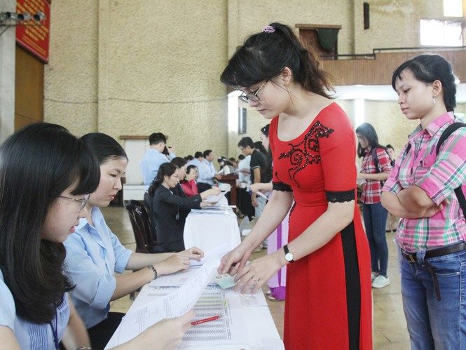 Nhiều kẽ hở trong tuyển dụng giáo viên: Bi kịch \'giáo viên hợp đồng\'