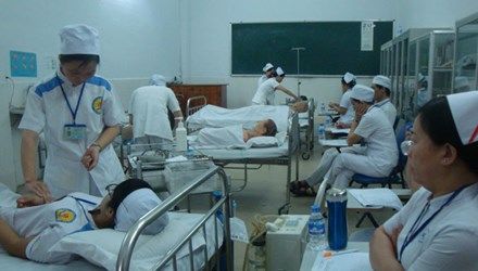 Hoang mang quy định xóa hệ trung cấp Y dược