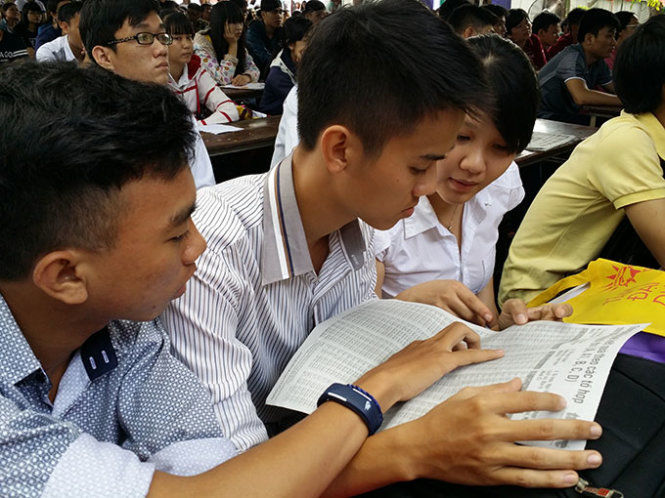 Năm 2016, tiếp tục tổ chức thi THPT quốc gia với hai loại cụm thi